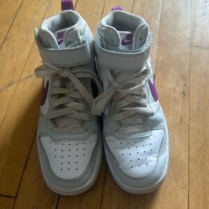 Nike Court Borough Mid Kid’s size 4